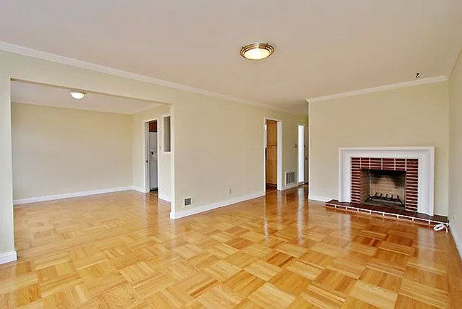 Building Photo - Big comfortable single family house with d...