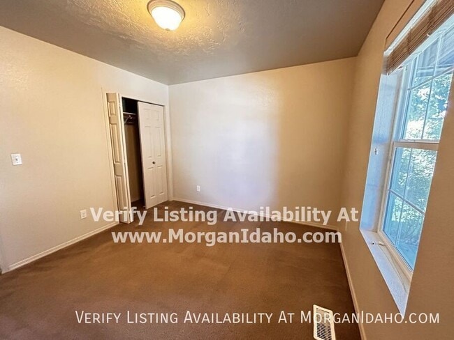 Building Photo - 1723 W Bayeux Dr