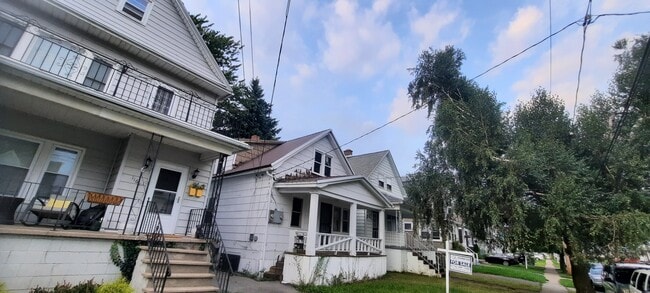 Building Photo - 118 Pries Ave