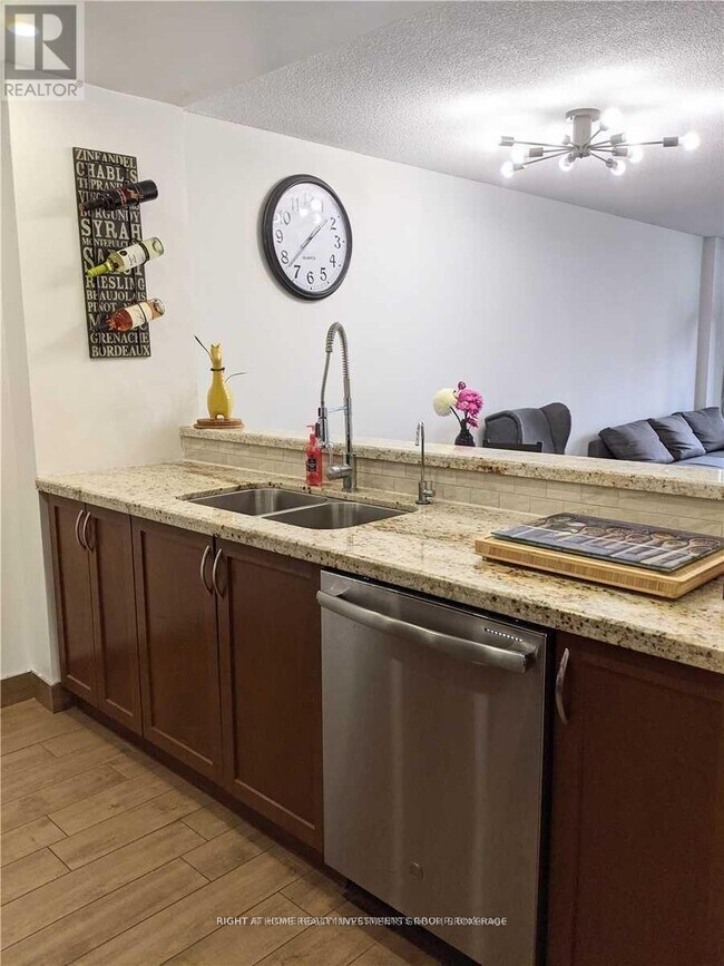 Photo du bâtiment - 550 Webb Dr