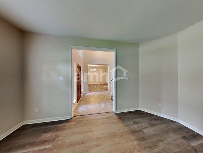 Building Photo - 501 Falcon Lake Dr