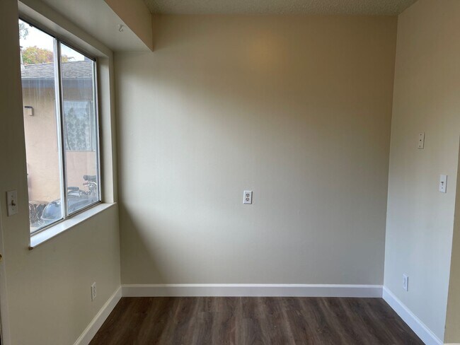 Foto del edificio - 1323 Edwards Ave