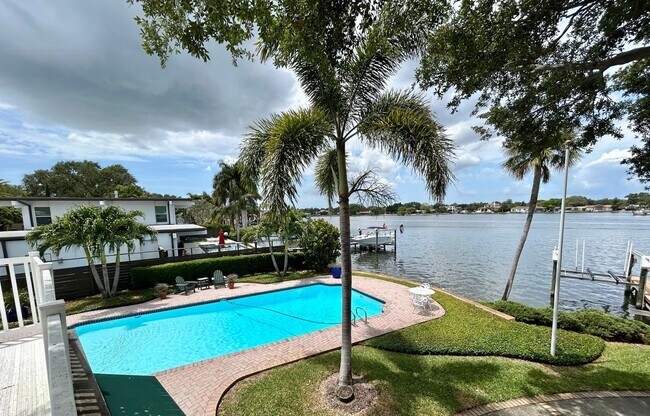 Foto del edificio - Classic waterfront Snell Isle Estates 3 Bed 2.5 Bath Home w/ private dock and boat lift!