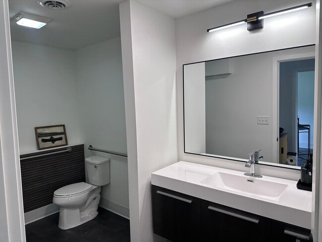 Foto del edificio - 6714 W Mequon Rd