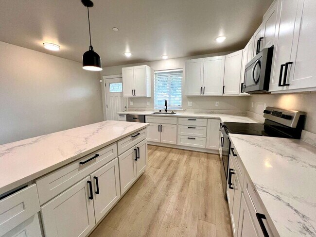 Building Photo - Modern 2022-Built Rambler on Private Lot with 2-Car Garage