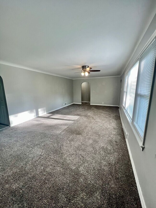 Building Photo - NEW LISTING! 3 BEDROOM HOUSE!