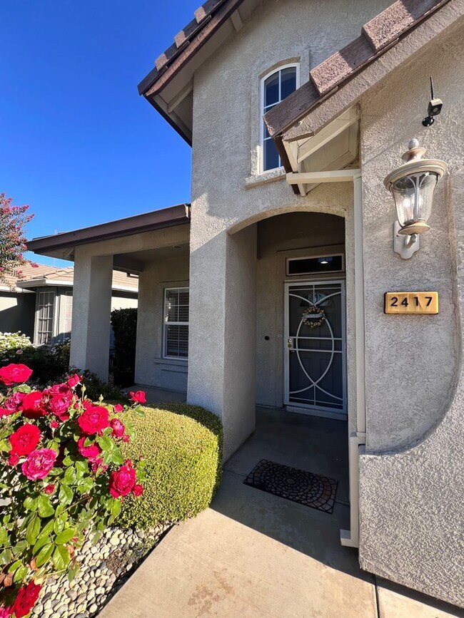 Building Photo - Super cute home with 3 car garage in a des...
