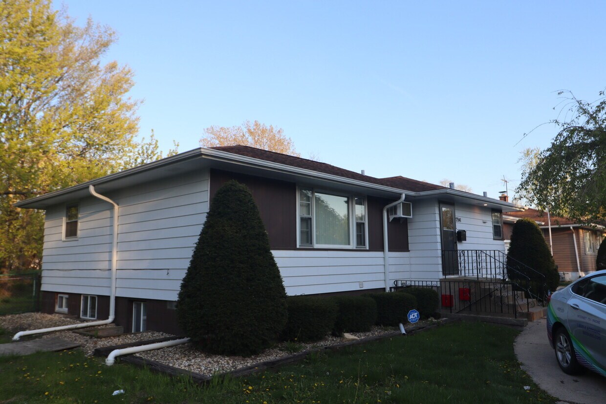 17941 Burnham Ave Unit B2, Lansing, IL 60438 Room for Rent in