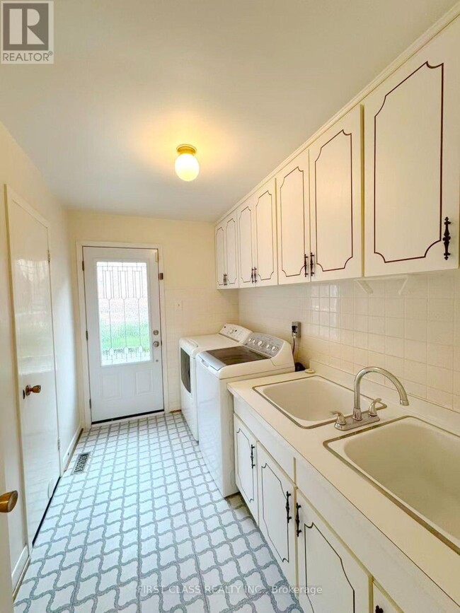 Building Photo - 1353 Myron Dr
