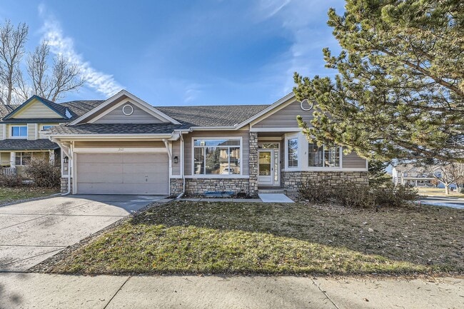 Spacious 4 Bed/ 3 Bath Home with Finished Basement - Spacious 4 Bed/ 3 Bath Home with Finished Basement
