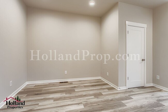 Foto del edificio - **Price drop: $2395 + $150.00 off for your first 3 months**- Lovely 3 bedroom home in Hillsboro