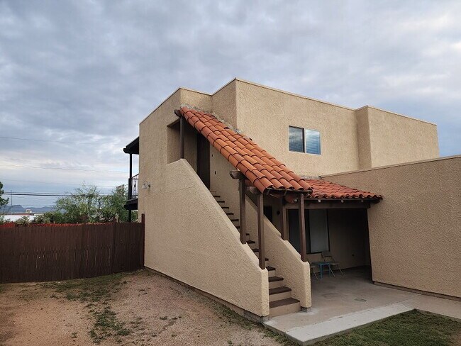 Building Photo - 2BR 1 Ba Upstairs Apartment in Midtown Tucson