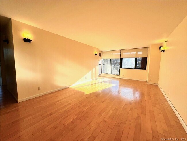 Building Photo - 25 Forest St