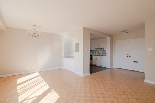 Building Photo - 4555 Av. Bonavista