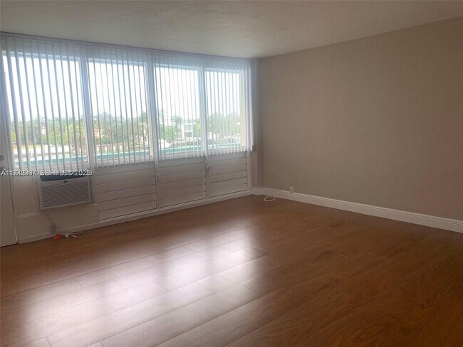 Foto del edificio - 6484 Indian Creek Dr