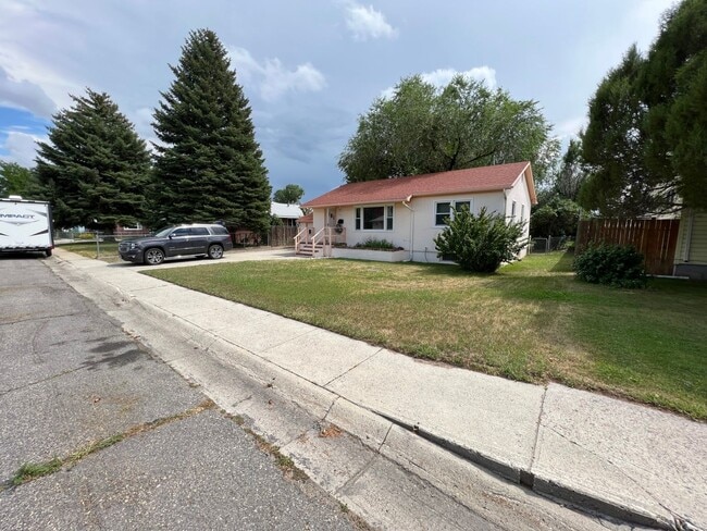 Foto del edificio - 4 Bedroom, 2 Bathroom Home with Large Fenc...