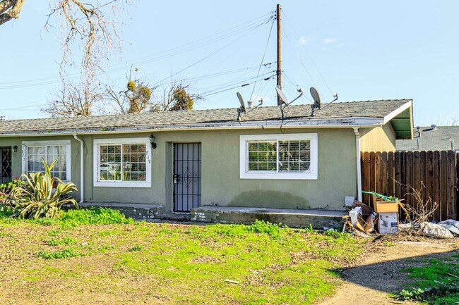 Foto del edificio - Spacious 2 bedroom / 1 bath renovated home...