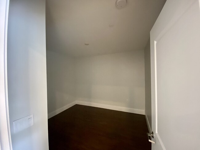 Building Photo - 207 Maverick St