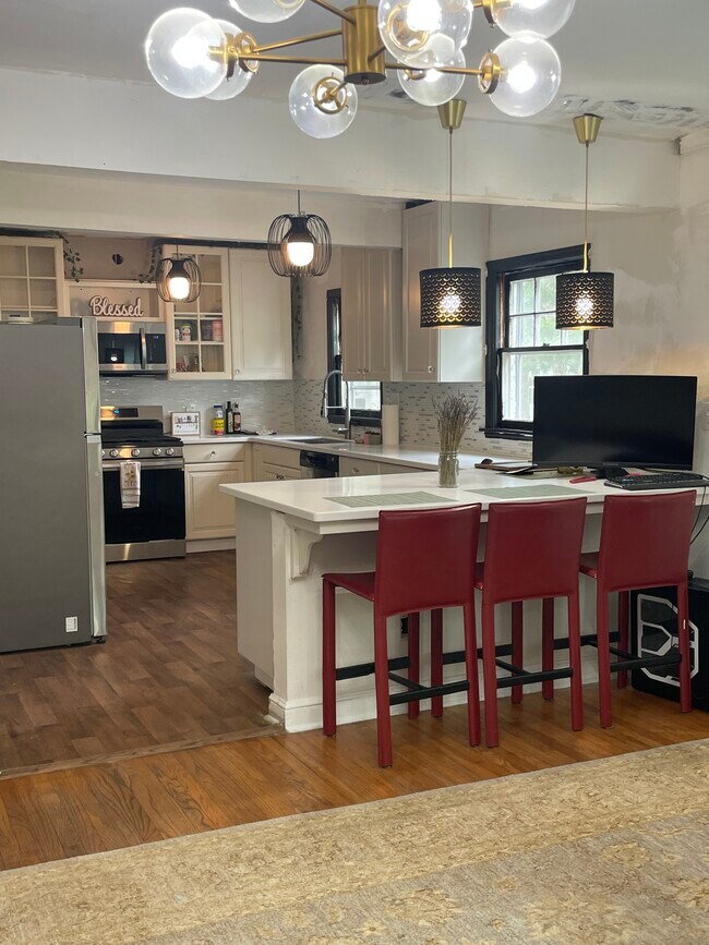 Cocina comedor con electrodomésticos nuevos - 710 S Maple St