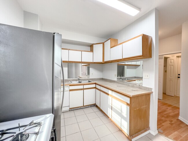 Building Photo - 2458 N Clybourn Ave