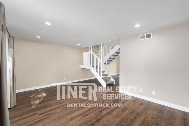 Building Photo - Oak Knoll 3 Bedroom Townhome- Available MO...