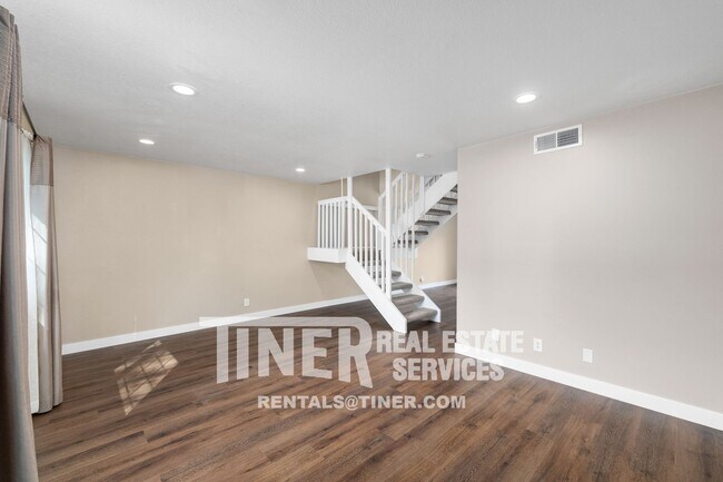 Foto del edificio - Oak Knoll 3 Bedroom Townhome- Available MO...