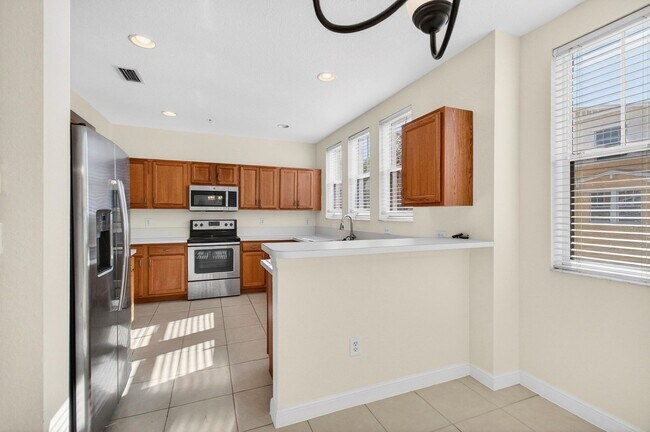 Building Photo - 4 BEDROOMS 3.5 BATHROOMS!! GATED COMMUNITY