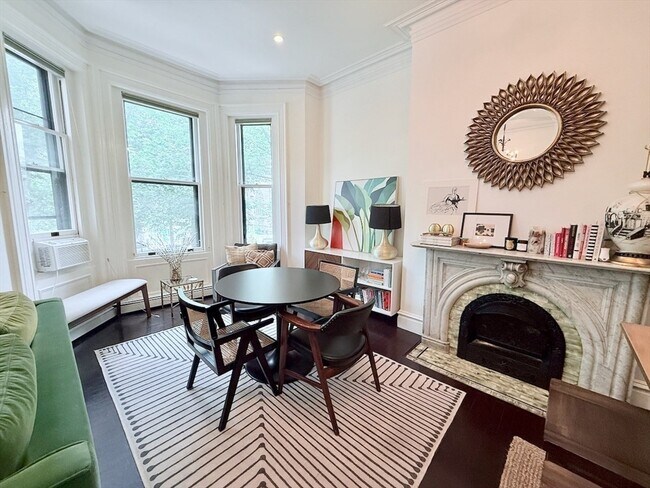 Foto del edificio - 70 W Rutland Sq