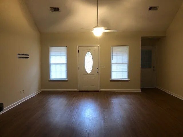 Foto del edificio - 704 Guinevere Ct