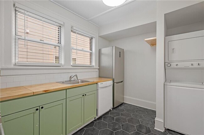 Foto del edificio - 716 Lakeview Ave NE