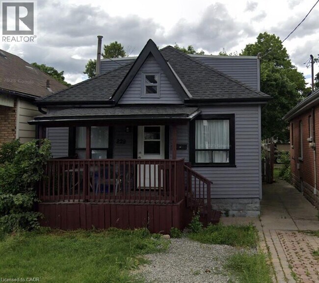 Photo du bâtiment - 229 Grosvenor Ave N
