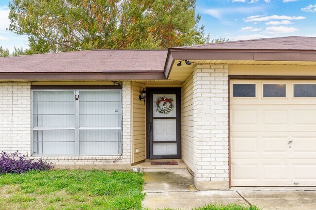 Foto del edificio - *COMING SOON!* 3 Bedroom 2 Bath Home Near ...