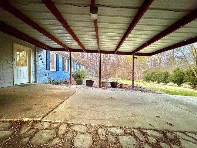 Foto del edificio - Charming Ranch with Fireplace, Two Living Areas & Large Lot – Minutes to Downtown