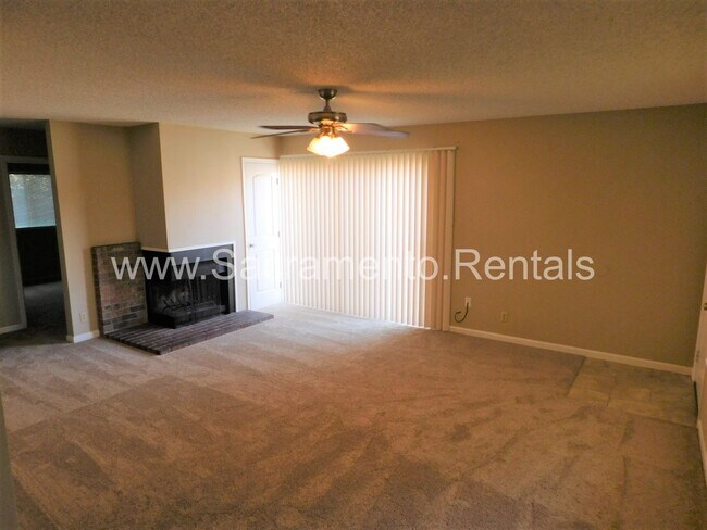 Building Photo - Very Nice Foothill Farms 2bd/1ba Duplex with Garage