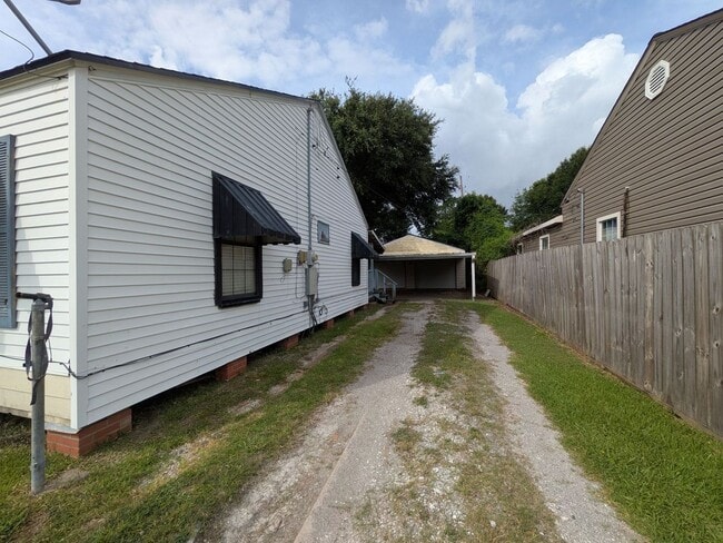 Building Photo - 3801 Stuart Ave
