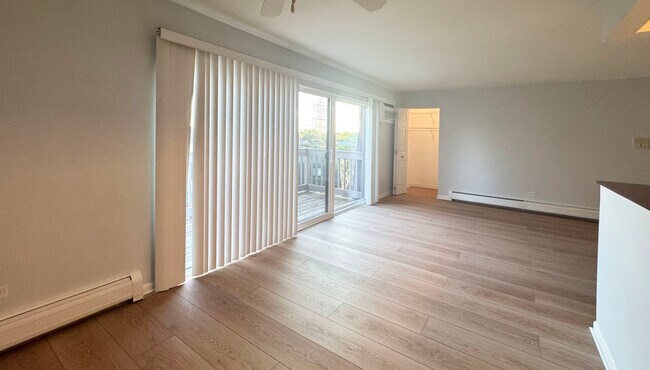 Foto del edificio - 995 S Ct of Shorewood