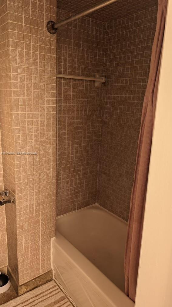 Foto del edificio - 2822 Pine Tree Dr