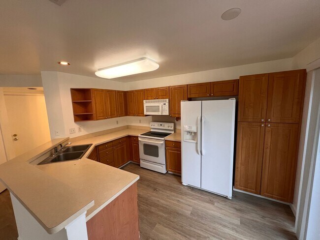 Building Photo - Las Brisas/3 Bed/2.5 Bath/3 PK