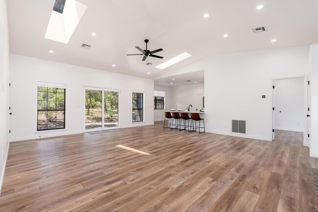 Building Photo - 908 S Manzanita Dr