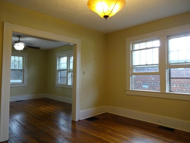 Building Photo - 12 E Chestnut St