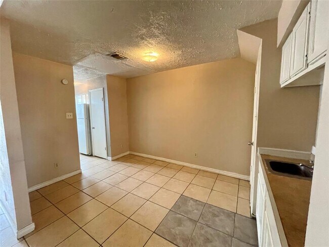 Building Photo - 7886 W Bellfort Blvd