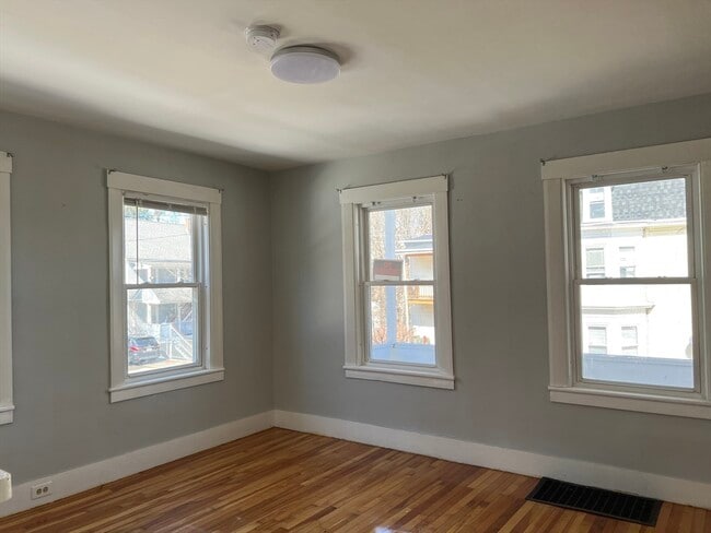 Building Photo - 28 Maple St