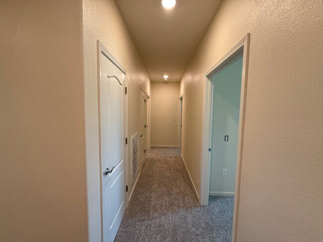 Foto del edificio - Single story home in with large backyard!