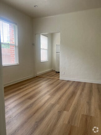 Building Photo - 1117 S Norton Ave