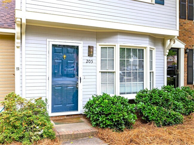 Foto del edificio - 205 Woodburn Club Ln