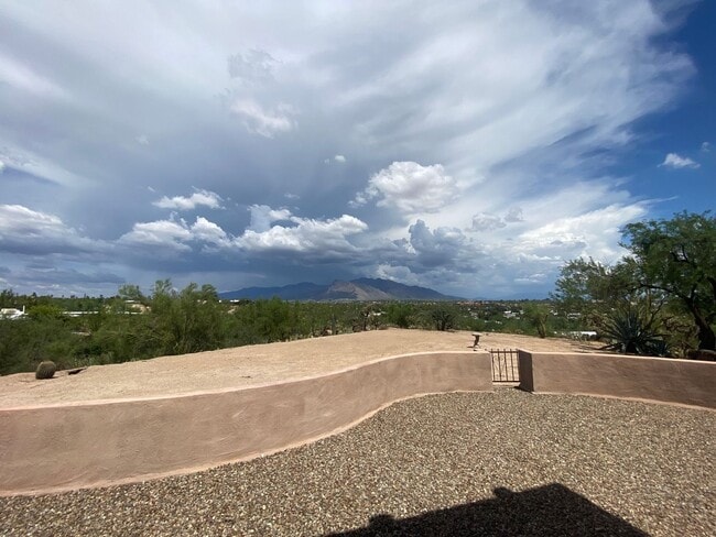 Building Photo - 3 Bedroom 2 Bath perched on a scenic overl...