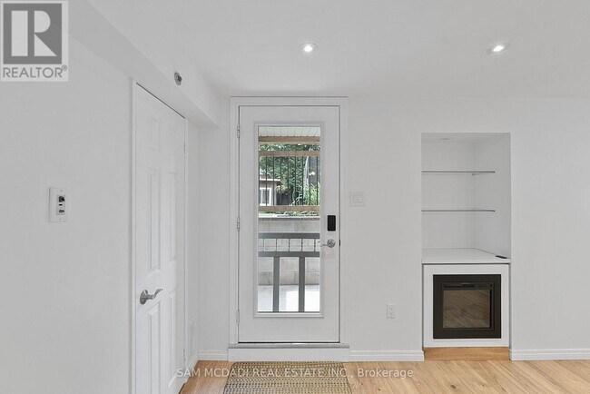 Building Photo - 2364 E Gate Crescent