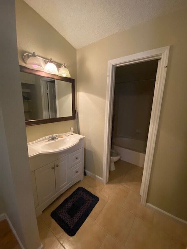 Foto del edificio - Stylish 2-Bed Townhome with Loft & Dual Pr...