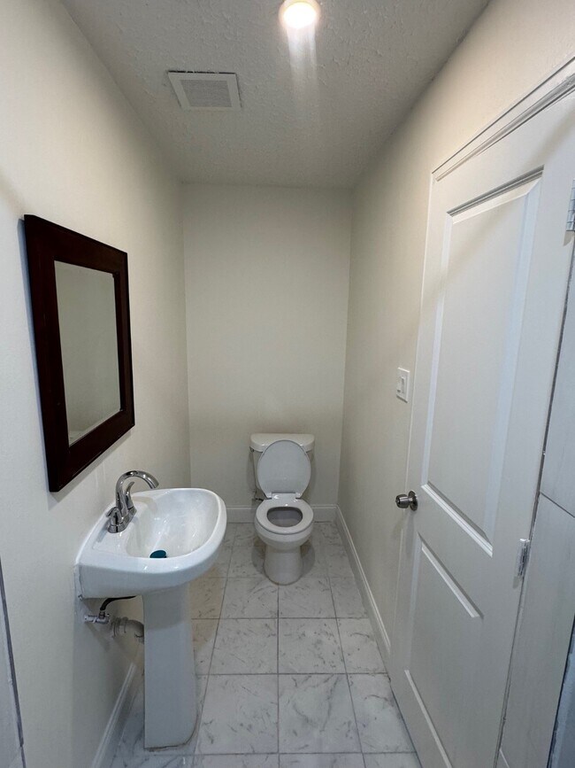 Building Photo - 10134 Kirkglen Dr