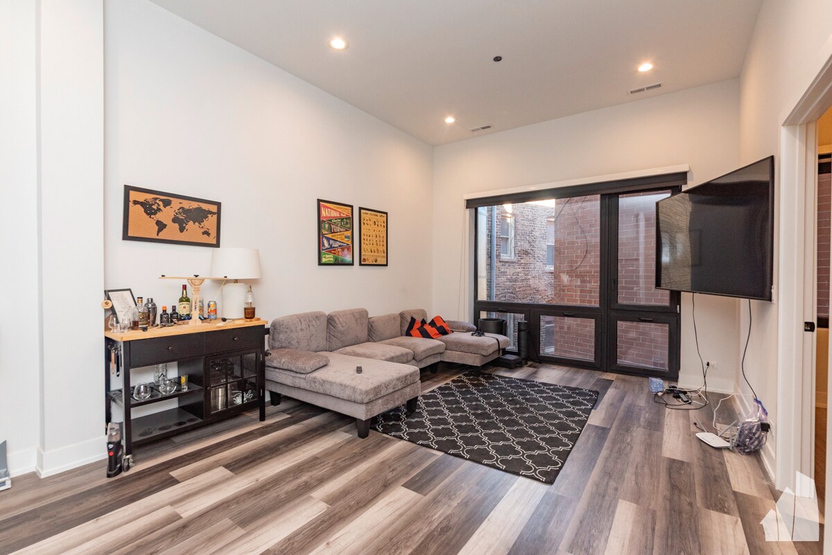 Foto principal - 2317 N Clark-310